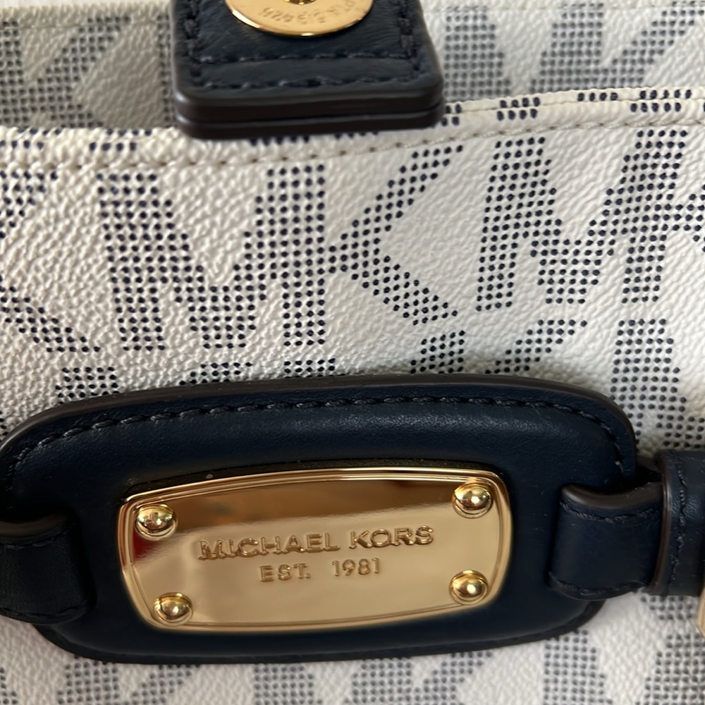 Michael Kors Hamilton Navy/Wht LG EW Tote 👜 includes addl piece key pouch - Picture 9 of 14